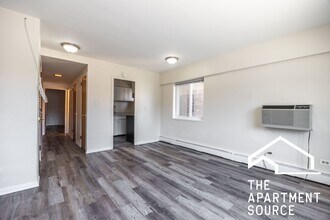 1400 Chicago Ave, Unit 208 in Evanston, IL - Building Photo - Building Photo