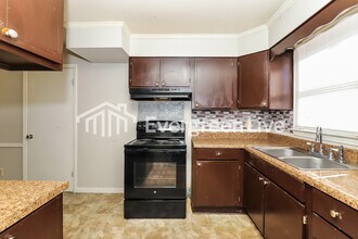 1404 Larchmont Dr in Greensboro, NC - Building Photo - Building Photo