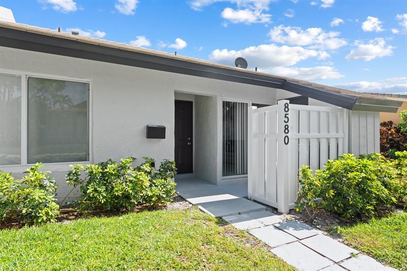 8580 NW 32nd St in Coral Springs, FL - Foto de edificio