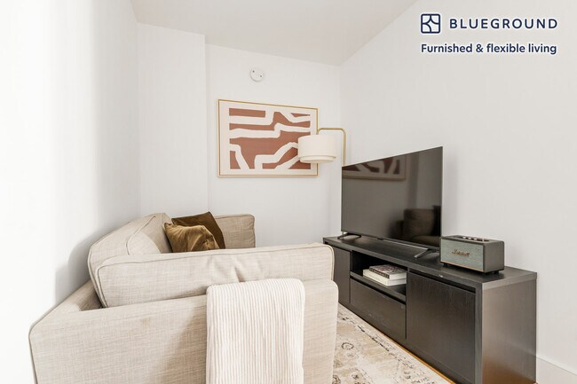 230 E 44th St in New York, NY - Building Photo - Building Photo