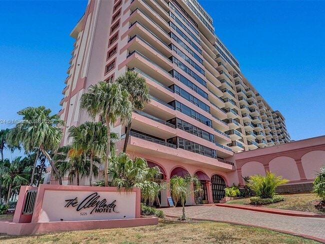 5225 Collins Ave, Unit 517