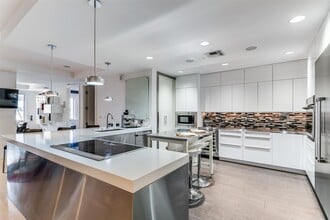 1505 Elm St, Unit 1003 in Dallas, TX - Building Photo - Building Photo
