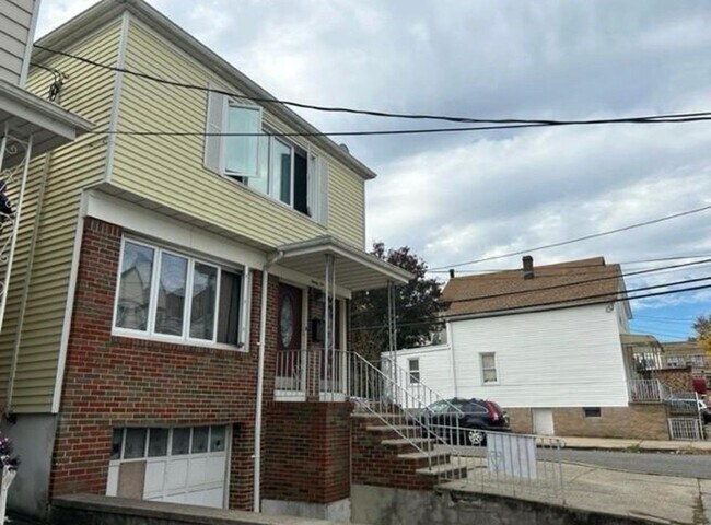 22 E 18th St in Bayonne, NJ - Building Photo - Building Photo