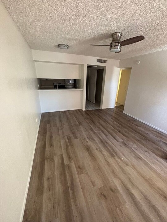 1201 S McClintock Dr in Tempe, AZ - Foto de edificio