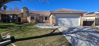 43627 6th St E in Lancaster, CA - Building Photo