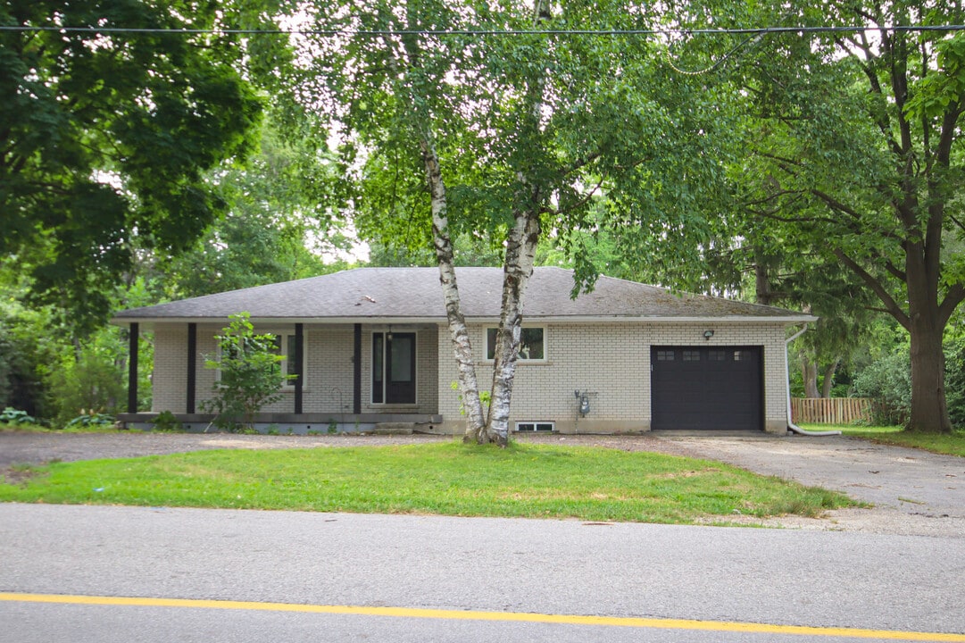 4 Bedroom House With HUGE Yard in Kitchener, ON - Building Photo