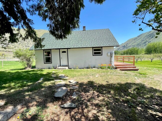 3821 Entiat River Rd in Entiat, WA - Foto de edificio - Building Photo