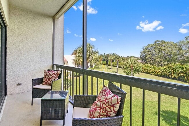 2500 Presidential Way, Unit 302 in West Palm Beach, FL - Foto de edificio - Building Photo