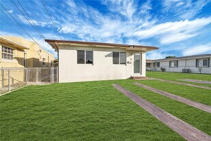 3471 SW 3rd St in Miami, FL - Building Photo