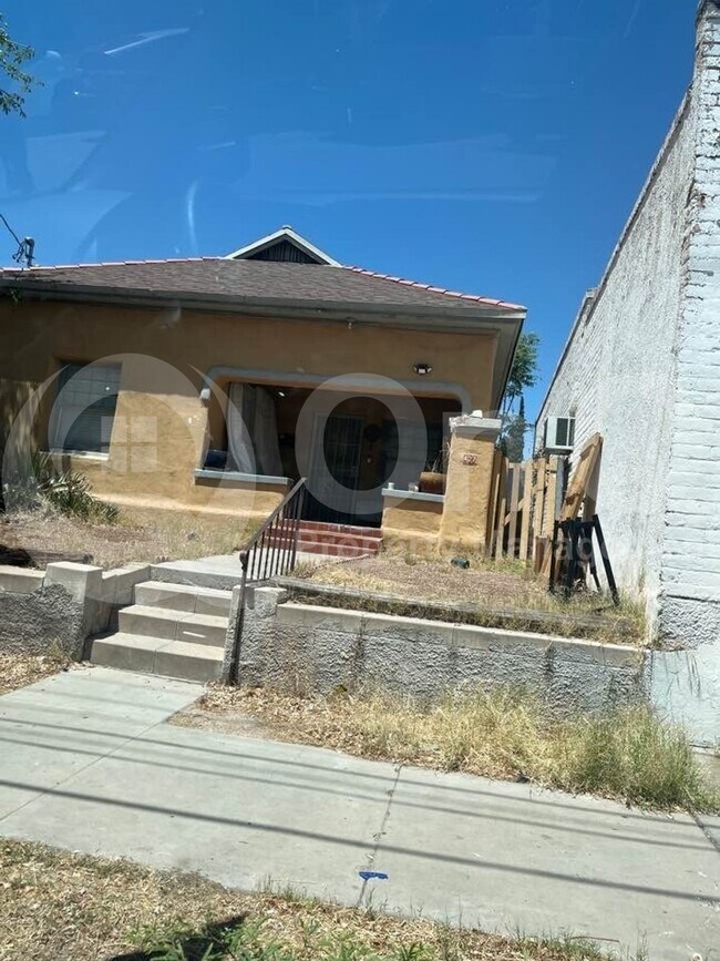 property at 427 N 3rd Ave