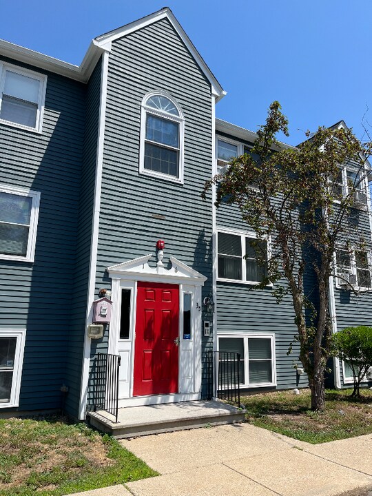 35 School St in Dracut, MA - Building Photo