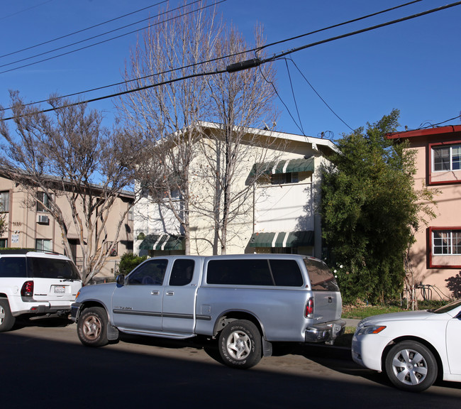 7418 Canby Ave in Reseda, CA - Foto de edificio - Building Photo