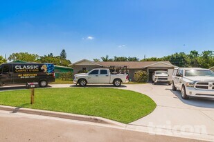 1613 14th St E in Bradenton, FL - Building Photo