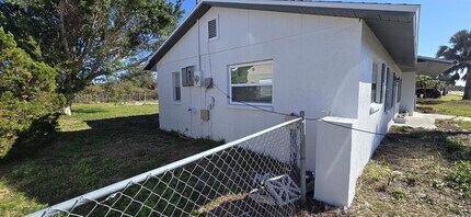 6974 Spinnaker Blvd in Englewood, FL - Foto de edificio - Building Photo
