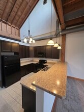 270 Hutchins Ct, Unit 270 in Woodstock, IL - Foto de edificio - Building Photo