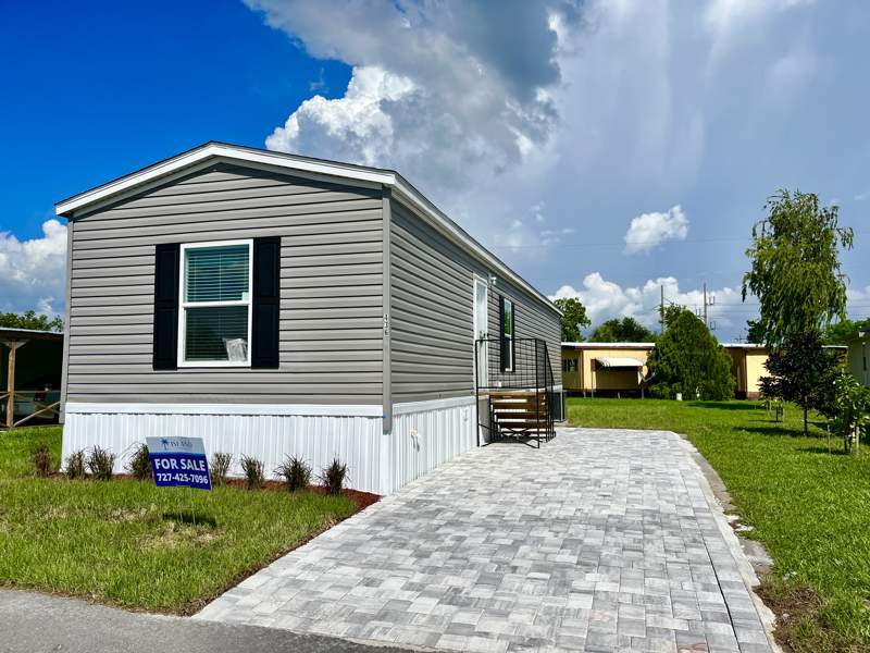 436 Suwanee Dr in North Fort Myers, FL - Building Photo