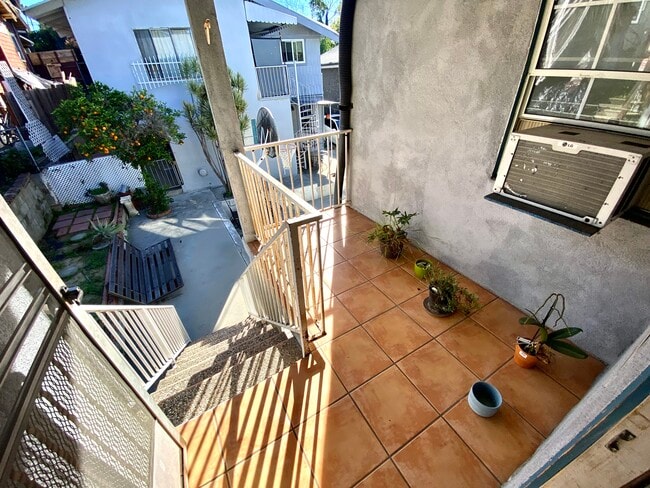 1653 1/2 Maltman Ave, Unit 12 in Los Angeles, CA - Foto de edificio - Building Photo