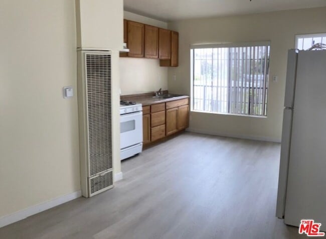 property at 910 S Kingsley Dr