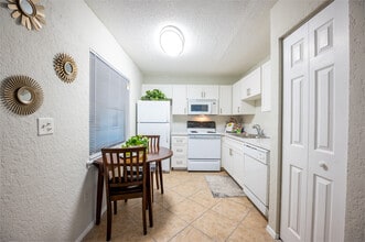 The Apartments at Oak Creek in Clearwater, FL - Foto de edificio - Interior Photo