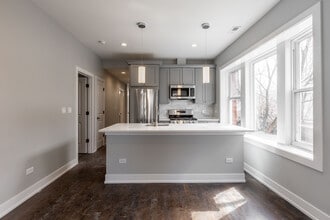 3136 N Oakley Ave, Unit 3 in Chicago, IL - Foto de edificio - Building Photo