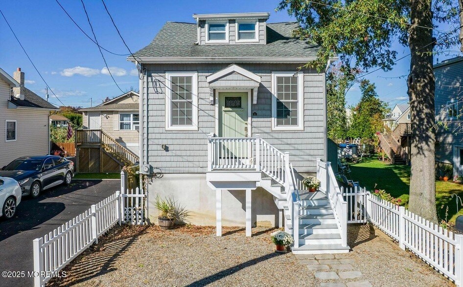 8 Central Avenue in Port Monmouth, NJ - Foto de edificio