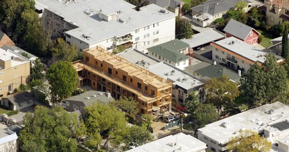 392 S Oakland Ave in Pasadena, CA - Building Photo - Building Photo