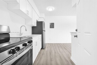 13210 Memorial Hwy in Miami, FL - Building Photo - Building Photo