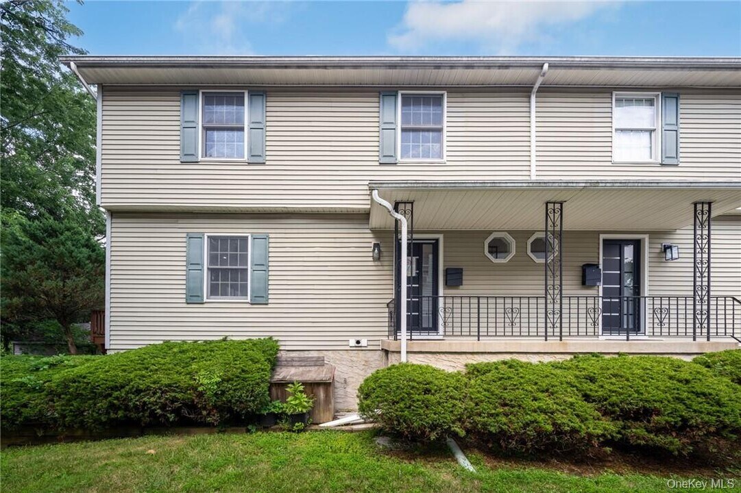 44 Harrison Ave in Harrison, NY - Building Photo