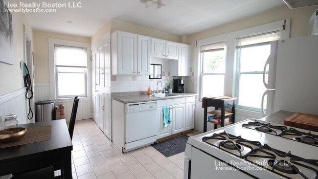 30 Antwerp St, Unit 2