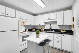 Lindbrook Apartments: Great Location in Puyallup, WA - Foto de edificio - Building Photo