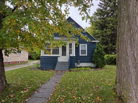 1917 Court St in Saginaw, MI - Building Photo