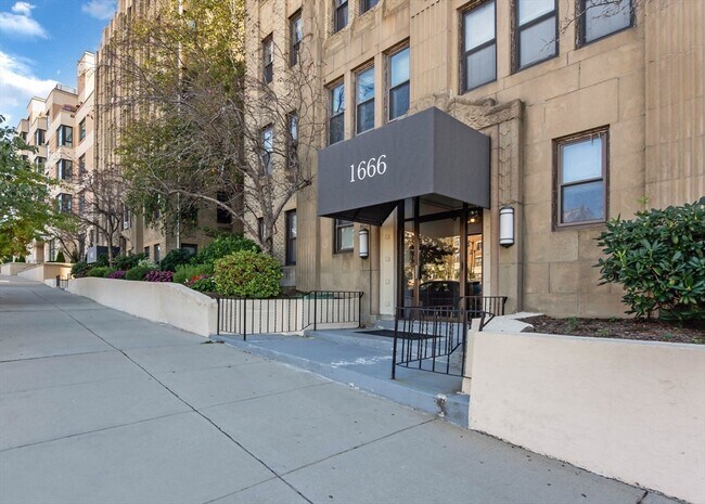 1666 Commonwealth Ave in Boston, MA - Building Photo - Building Photo