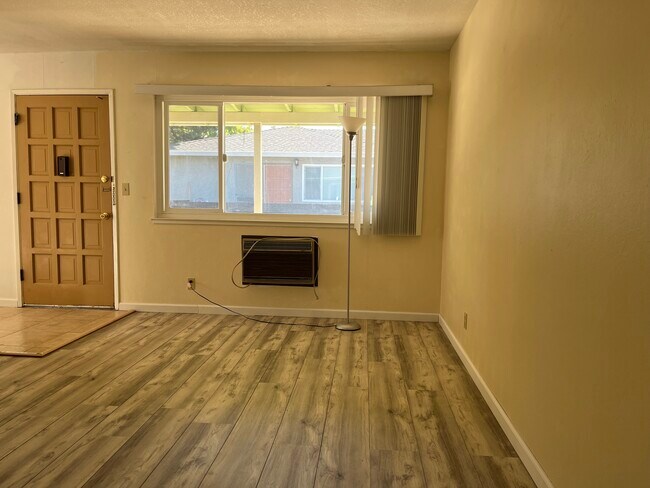 972 Westlynn Way, Unit 4 in Cupertino, CA - Building Photo - Building Photo