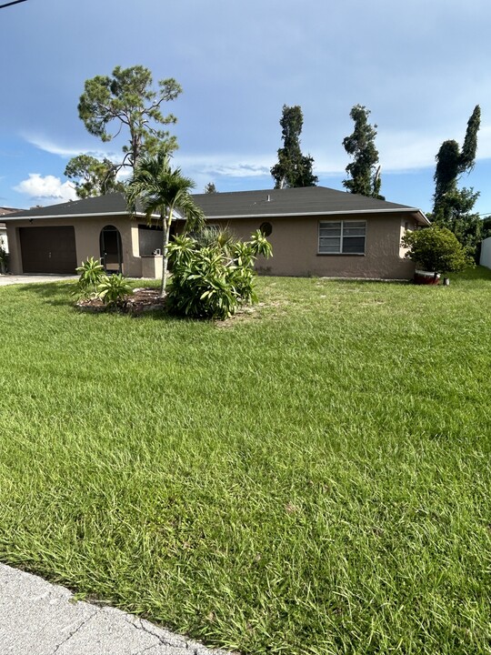 7586 Laurel Valley Rd in Ft. Myers, FL - Building Photo