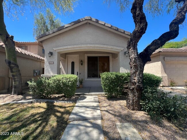property at 1910 W Park Pl