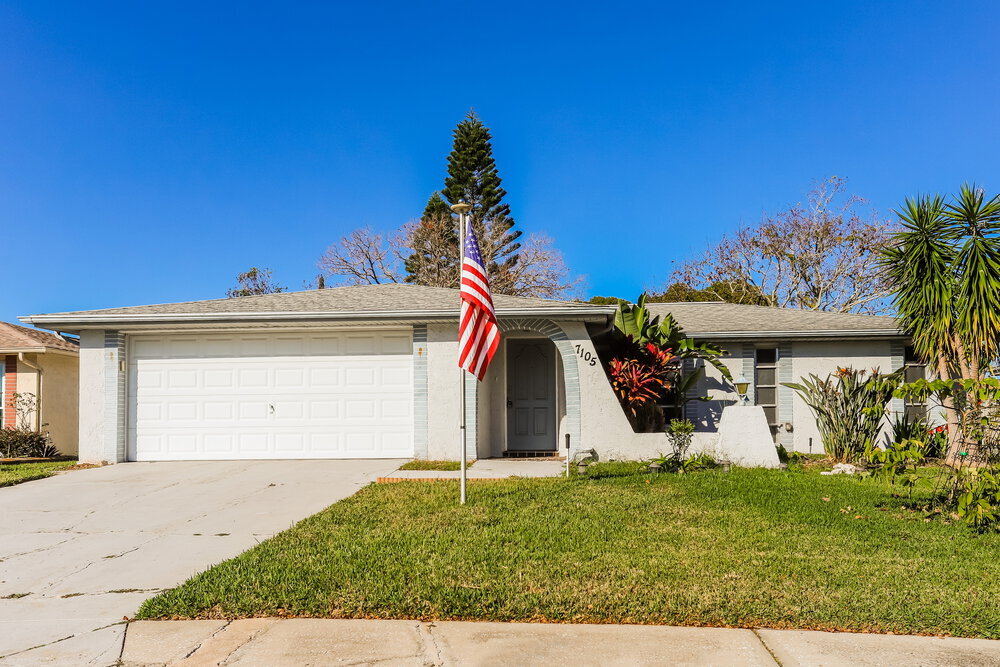 7105 Sonata Dr in Port Richey, FL - Building Photo