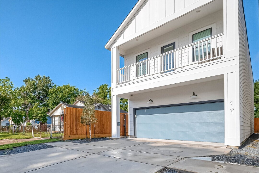 4101 Edison St in Houston, TX - Building Photo