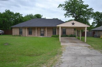 525 W Lloyd St in Krum, TX - Building Photo - Building Photo