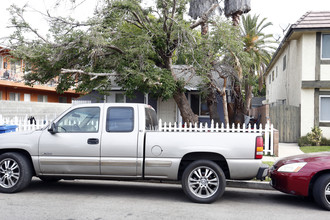 14807 Sylvan St in Van Nuys, CA - Building Photo - Building Photo