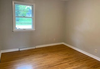 1028 W 12th St in Cedar Falls, IA - Building Photo - Building Photo