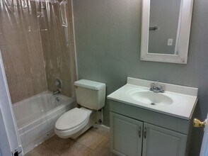 1600 Clinton St in Aurora, CO - Foto de edificio - Building Photo