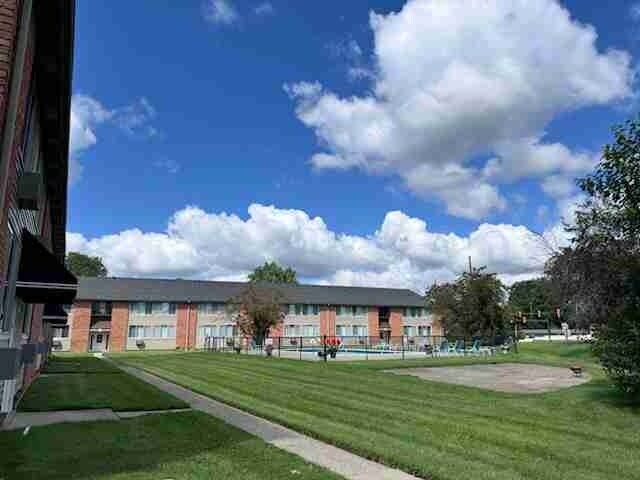 1879 W 13 Mile Rd in Madison Heights, MI - Building Photo