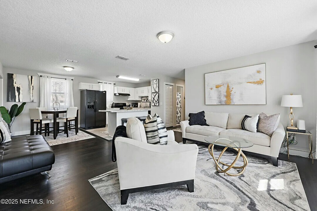 10605 Arnez Rd in Jacksonville, FL - Building Photo