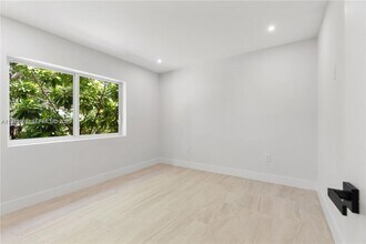 2251 SW 20th St in Miami, FL - Foto de edificio - Building Photo