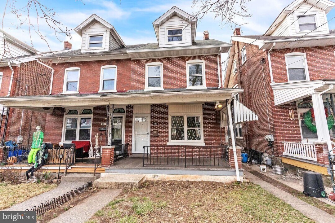 383 Spruce St in Pottstown, PA - Building Photo