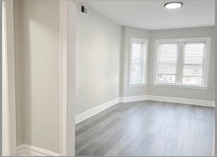 2939 N Fairfield Ave, Unit 1A in Chicago, IL - Foto de edificio - Building Photo