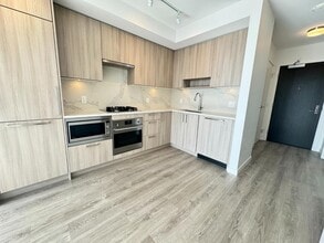 13350 Central Ave in Surrey, BC - Building Photo - Building Photo