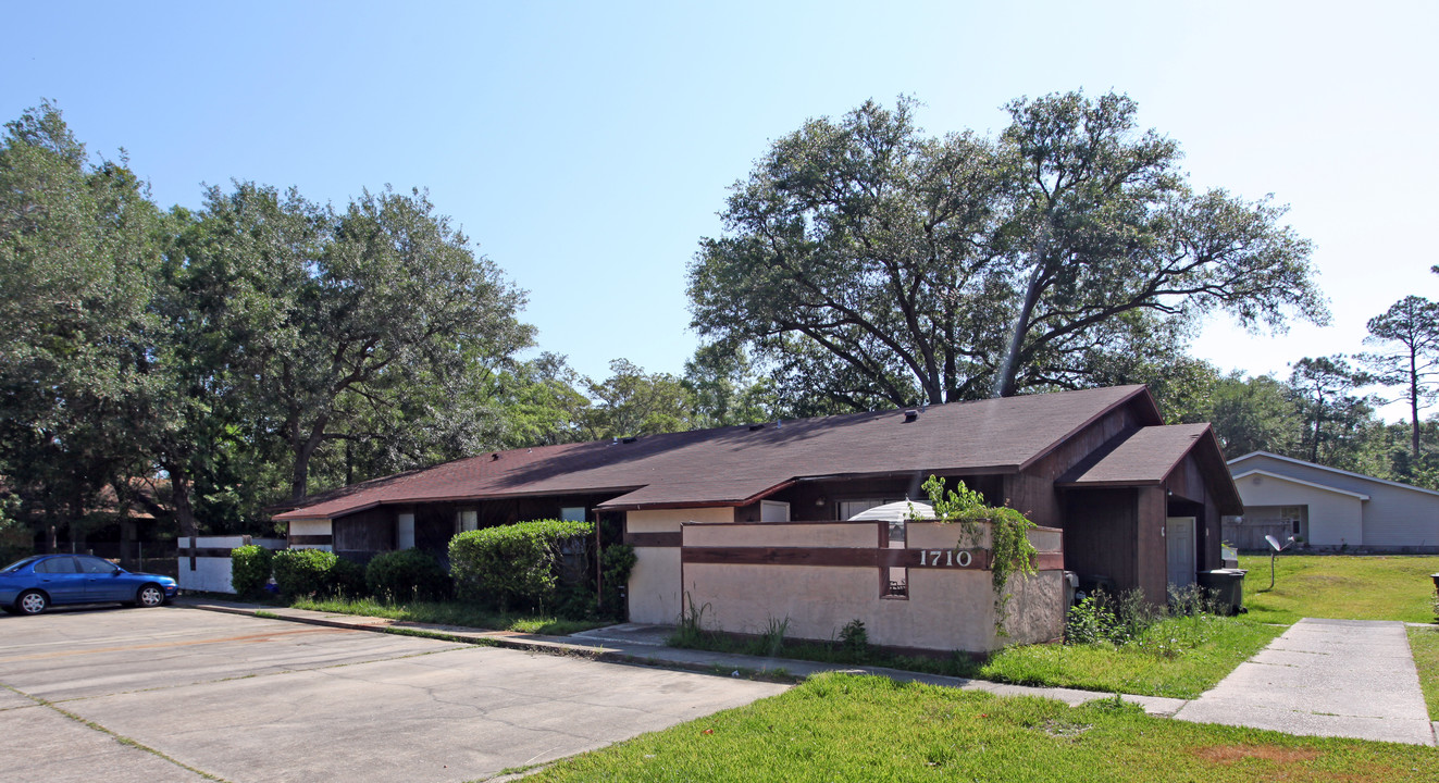 1710 Debby Ave in Pensacola, FL - Foto de edificio