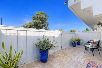 6840 SW 45th Ln in Miami, FL - Foto de edificio - Building Photo