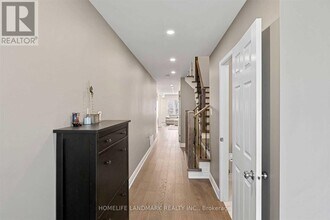 2418 Highcroft Rd in Oakville, ON - Building Photo - Building Photo